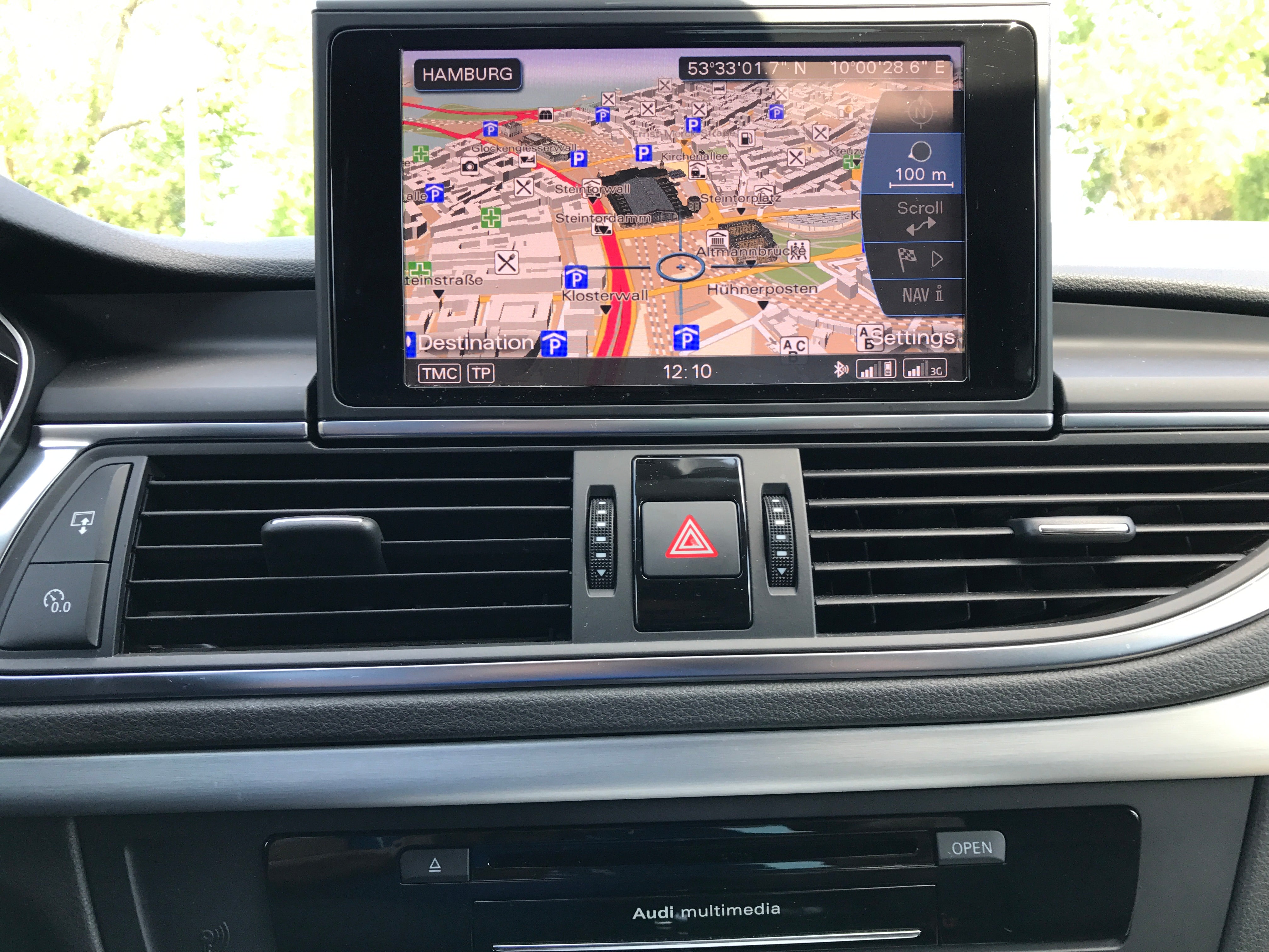 Audi MMI 3G Plus mit Navigationskarte im Fahrzeug